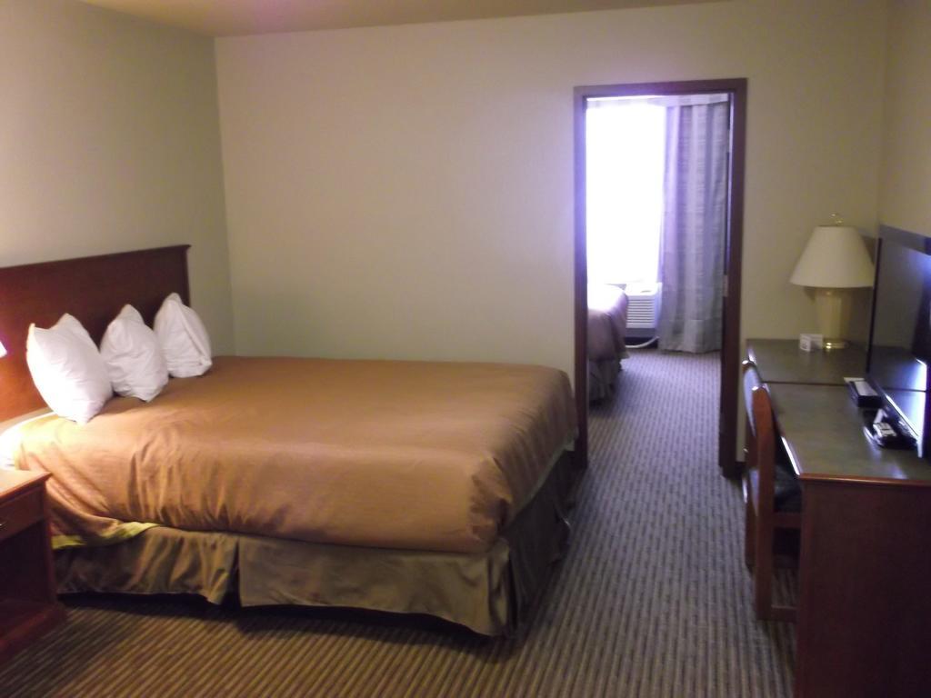 Foxwood Inn And Suites Fox Creek Phòng bức ảnh
