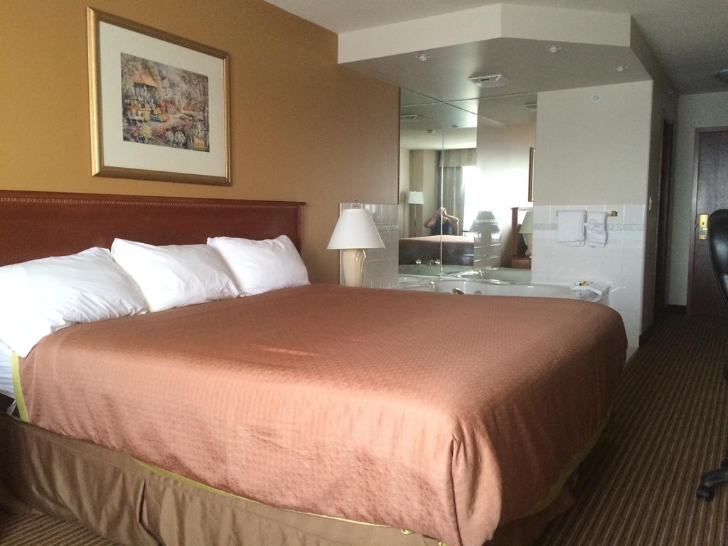 Foxwood Inn And Suites Fox Creek Phòng bức ảnh