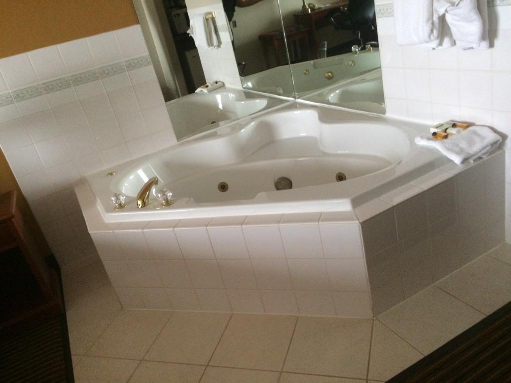 Foxwood Inn And Suites Fox Creek Phòng bức ảnh